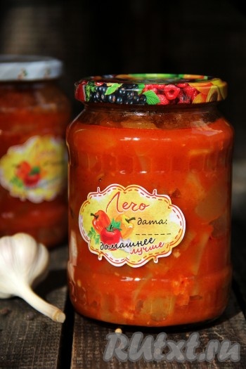 Приготовьте вкусное, яркое лечо из кабачков с болгарским перцем с добавлением томатной пасты, уверена, вы с большим аппетитом будете кушать зимой эту домашнюю заготовку!
