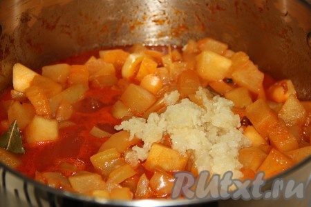 Затем добавить в кастрюлю очищенные зубчики чеснока, пропущенные через пресс, и варить кабачковое лечо с болгарским перцем ещё 10 минут.&nbsp;
