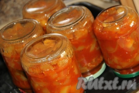 Пока варится лечо, прокипятить крышки в воде в течение 3-5 минут. Снять готовое лечо с огня и разложить по стерильным банкам (я стерилизовала банки в посудомойке), а затем закрыть крышками. Перевернуть баночки с лечо вверх дном, укутать в плед (или одеяло) и оставить до полного остывания.

