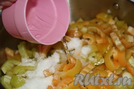 Затем влить уксус.
