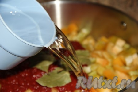 Затем влить воду, хорошо перемешать лечо.
