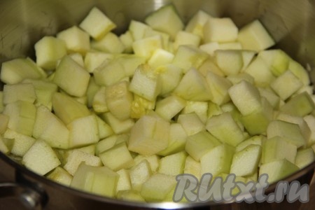 Кабачки вымыть, очистить от кожуры и крупных семян, а затем нарезать на кубики размером 1,5х1,5 см и выложить в кастрюлю (у меня кастрюля объёмом 7 литров).
