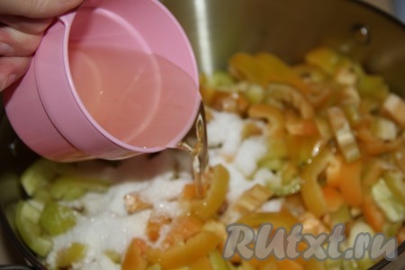 Влить растительное масло.
