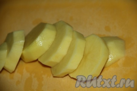 Картофель почистить и нарезать на кружочки толщиной 1 см.
