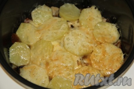 Закрыть крышку мультиварки и включить режим "Выпечка" на 60 минут.
