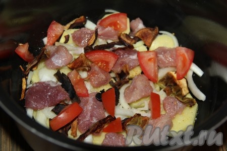 Далее разложить половину помидоров, нарезанных на дольки.
