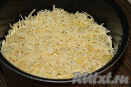 Далее повторить слои, выкладывая картошку в один слой, оставшиеся лук, свинину (не забыть посолить и посыпать специями мясо), грибы и помидоры, нанести решёточку из майонеза. Последним слоем должен быть картофель. Сыр натереть на тёрке и выложить его поверх картошки.