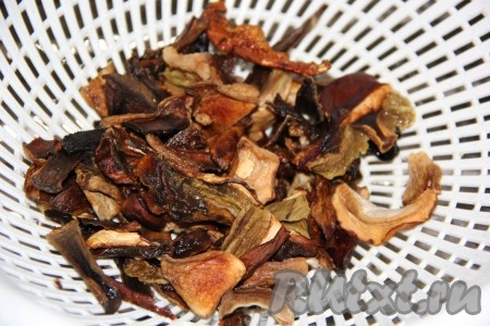 Сушёные грибы выложить в дуршлаг и промыть под горячей водой. Если используете свежие шампиньоны, то тоже промойте их.
