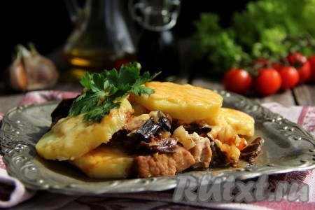 Вот такая аппетитная и очень вкусная свинина с картошкой и грибами получилась в мультиварке. Сразу же подаём это сытное блюдо к столу.
