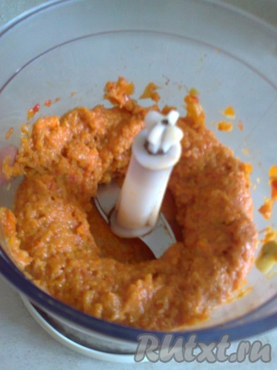 Измельчить кабачковую икру до однородной массы.
