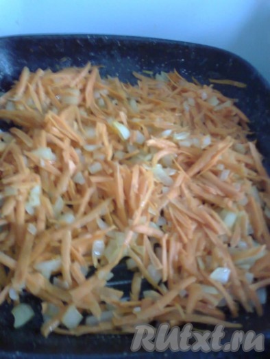 Очищенный лук и молодые кабачки нарезать кубиками (если кабачки с твёрдой кожурой, то их надо очистить от кожуры, а затем нарезать кубиками). Морковь очистить и натереть на крупной тёрке. Помидоры натереть на тёрке так, чтобы шкурка осталась в руках (можно сперва очистить помидоры от кожицы, предварительно опустив их в кипяток на 1-2 минуты, а затем опустив в холодную воду, и измельчить блендером).
В глубокой сковороде нагреть растительное масло, выложить морковку с луком и обжарить на среднем огне, помешивая, до мягкости.