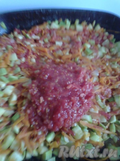 Добавить помидоры, перемешать и на среднем огне потушить овощи около 20 минут, периодически помешивая.