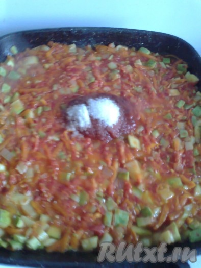 По прошествии 20 минут добавить соль, сахар, кетчуп.