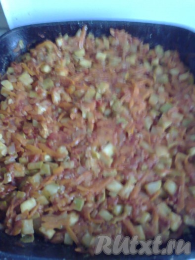 По желанию, можно добавить чёрный молотый перец и чеснок. Перемешать. Довести кабачковую икру с томатным кетчупом до кипения и потушить на медленном огне 2-3 минуты.