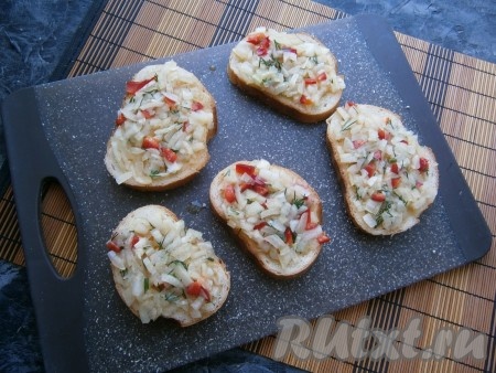 Тщательно перемешать получившуюся смесь и выложить на ломти белого батона (или хлеба).
