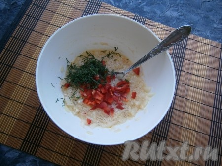 Добавить нарезанный мелкими квадратиками болгарский перец, предварительно очищенный от семян, и измельчённый укроп.
