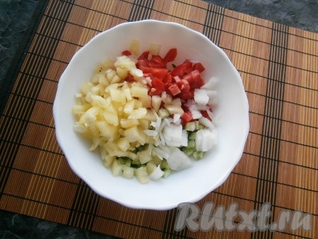 Добавить болгарский перец и репчатый лук, также нарезанные на маленькие кубики.
