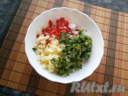 Сюда же добавить измельчённую петрушку, влить лимонный сок и оливковое масло.
