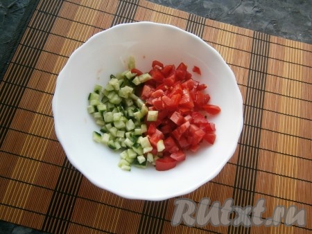 Болгарский перец очистить от плодоножки с семенами, лук очистить от шелухи. Свежие огурцы и помидоры нарезать маленькими кубиками.
