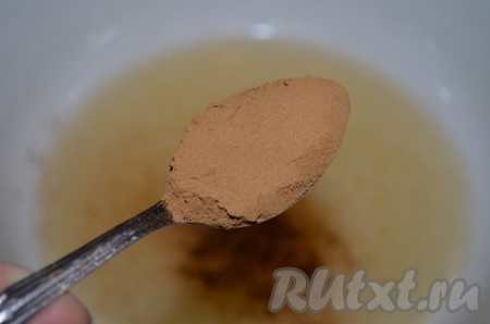 Полученную смесь немного остудить, добавить соду, какао, разрыхлитель и пряности.