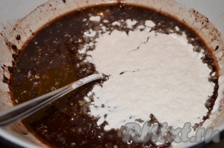 Постепенно добавлять муку, каждый раз тщательно перемешивая. Будьте внимательны, муки может понадобиться немного меньше или больше, тесто должно быть, как густая сметана!