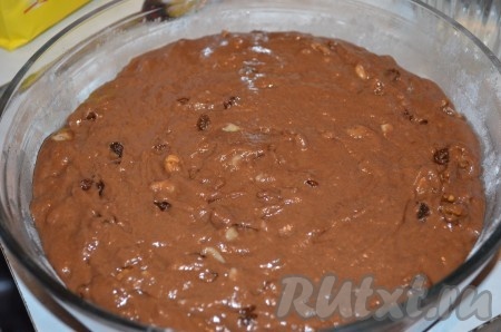 Тесто перемешать, вылить в форму, смазанную растительным маслом и посыпанную мукой. 