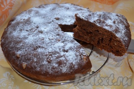 Выпекать медовую коврижку 40-50 минут при температуре 180 градусов. Остывшую коврижку посыпать сахарной пудрой.