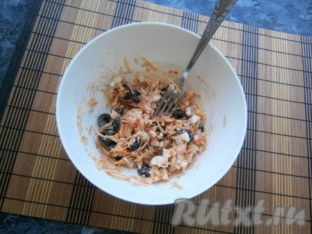 Немного поперчить сырно-яичную массу, если нужно, посолить, затем перемешать.