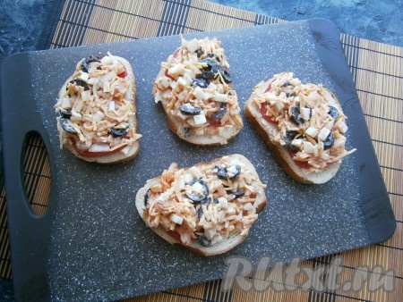 Сырно-яичную массу аккуратно, достаточно толстым слоем выложить на ломти батона поверх помидоров. На плоскую тарелку, которая подойдёт для приготовления блюд в микроволновке, выложить бутерброды и поставить в микроволновку. Готовить на максимальной мощности микроволновки (у меня - 800 Ватт) в течение 2 минут. По прошествии двух минут достать бутерброды, если сыр ещё не расплавился, то поместить бутерброды обратно в микроволновку и запекать ещё 30-60 секунд.