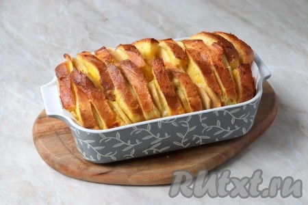 Отправьте шарлотку из батона с яблоками в разогретую до 180 градусов духовку минут на 40-45 (до красивого румяного цвета). За 5 минут до готовности можно включить верхний нагрев (если позволяет духовка).&nbsp;
