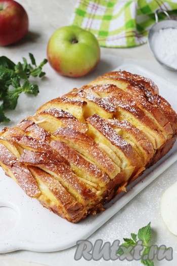 Вот и всё, очень вкусная, аппетитная шарлотка из батона с яблоками готова. Дайте ей немного остыть, после чего аккуратно достаньте из формы, можно посыпать сахарной пудрой и подавайте на стол. Ленивая шарлотка готовится очень просто, даже тесто замешивать не нужно, а получается отличной, попробуйте!

