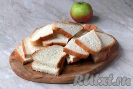 Ломтики батона разрежьте пополам.

