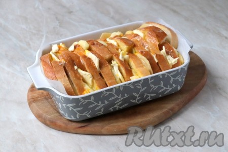 После чего содержимое формы залейте сливочно-яичной смесью.&nbsp;
