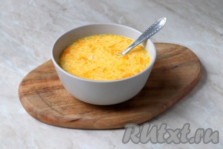 В глубокой миске соедините сливки, сахар и сырые яйца, с помощью венчика перемешайте сливочно-яичную смесь до однородности.
