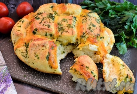 Румяный, пышный, ароматный и очень вкусный домашний сырно-чесночный хлеб несомненно вам понравится, попробуйте обязательно!