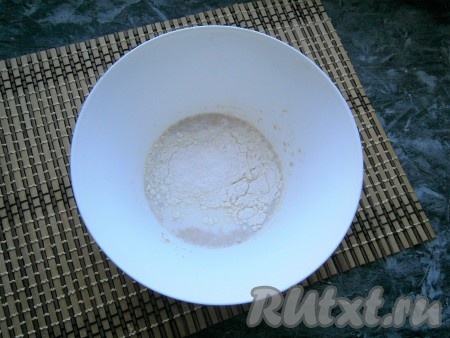 Сразу достать яйцо, чтобы оно полежало при комнатной температуре и немного согрелось. Молоко подогреть, оно должно стать достаточно тёплым, но его температура не должна быть больше 40 градусов. В достаточно глубокую миску влить тёплое молоко, добавить 2 столовых ложки муки из общего количества, всыпать сухие дрожжи и сахар.