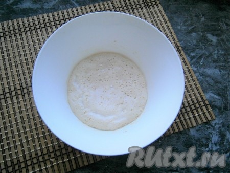 Тщательно перемешать и оставить молочно-дрожжевую смесь (опару) в тепле, прикрыв плёнкой или полотенцем, на 15-20 минут. По истечении времени на поверхности смеси должна появиться характерная шапочка и пузыри, что будет свидетельствовать о том, что дрожжи начали работать.