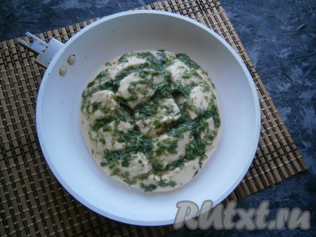 В любую форму для выпечки (или на противень, застеленный пергаментом) выложить тесто в виде толстой лепёшки. Острым ножом на поверхности теста сделать крестообразные глубокие разрезы. Щедро тесто сверху смазать подготовленным соусом из масла, чеснока и зелени.