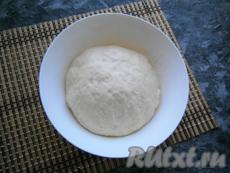 Накрыть тесто чистым полотенцем (или плёнкой) и оставить в тёплом месте на 1 час (до увеличения в объёме в 2-3 раза).