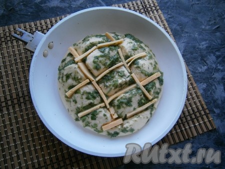 Сыр, нарезанный на кусочки толщиной около 0,5 сантиметра, вложить в разрезы (как на фото).