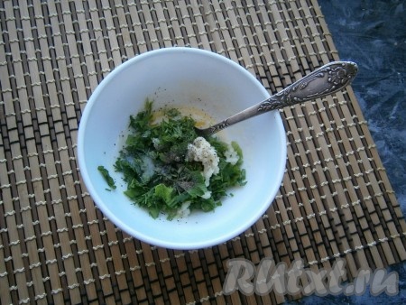 В растопленное не горячее сливочное масло выложить измельчённую зелень (я взяла укроп и петрушку), а также пропущенный через пресс чеснок, всыпать 1/4 часть чайной ложки соли, добавить по вкусу молотый чёрный перец.