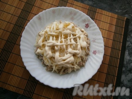 Достаточно щедро нанести на этот слой майонез.