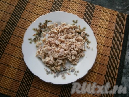 Куриное мясо отварить в подсоленной воде в течение 40-45 минут с начала закипания, остудить. Яйца отварить в течение 8-10 минут с начала кипения воды, затем, дав им остыть, очистить. Мясо курицы нарезать мелкими кусочками.
