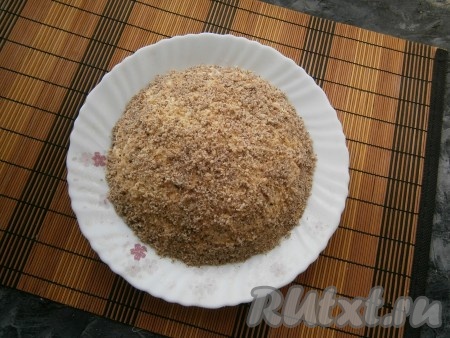 Грецкие орехи измельчить до крошки (я измельчила орехи в кофемолке). Равномерно покрыть весь салат ореховой крошкой.
