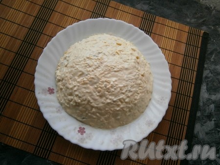 Щедро и аккуратно (не придавливая салат, чтобы он не потерял форму и пышность) смазать весь салат майонезом, тщательно разровнять. Вид салата должен получиться, как полушар.
