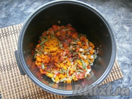 Овощи посыпать паприкой, молотым чёрным перцем, куркумой, всыпать мускатный орех, перемешать и обжаривать, помешивая, до окончания программы.
