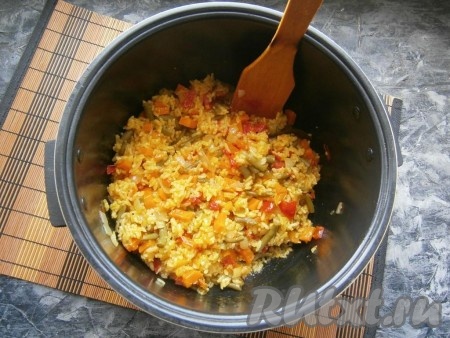 Крышку мультиварки закрыть и выставить режим "Рис" или "Плов" на 40 минут. Готовый рис с овощами перемешать. Рис получается очень красивым и достаточно рассыпчатым.
