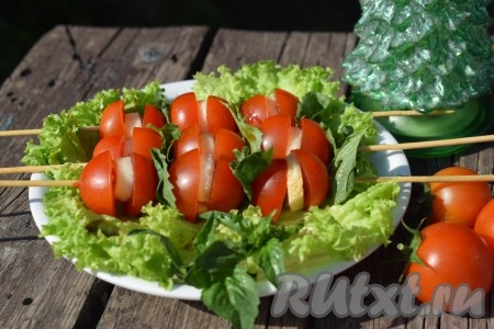 Готовую закуску подаём к столу.
