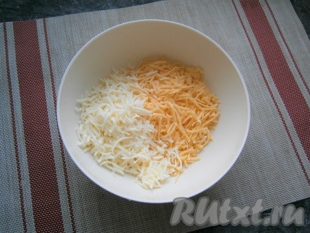 30 грамм натёртого твёрдого сыра отложить, а к оставшемуся натёртому твёрдому сыру добавить 80 грамм моцареллы, натёртой на средней тёрке. Всего мы отложили 40 грамм моцареллы и 30 грамм натёртого твёрдого сыра, а остальной сыр натёрли в миску.
