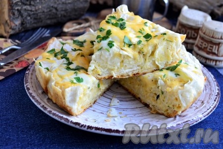 Сразу же вкуснейший пирог, приготовленный из лаваша с сыром на сковороде, можно подавать к столу, нарезав его на части.
